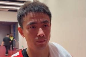 赵继伟:脚扭到了 重新登场之后还是有些不太舒服 应该问题不大