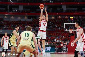 开场就进!李弘权半场11分钟2中1拿3分 2次犯规